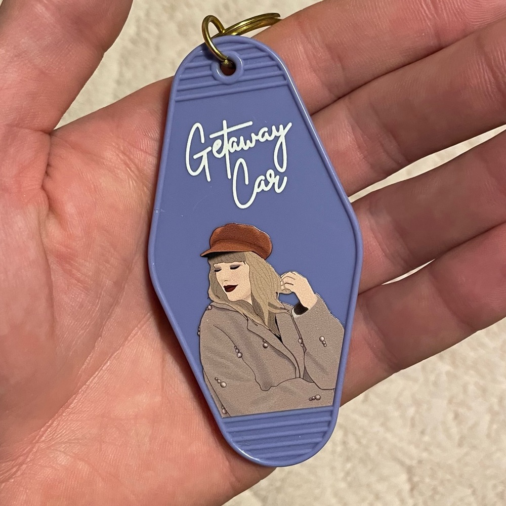 TAYLOR SWIFT GETAWAY CAR MOTEL KEYCHAIN 💖💖 - Picture 3 of 4